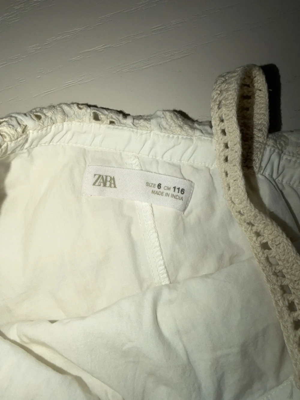 Zara lightweight eyelet